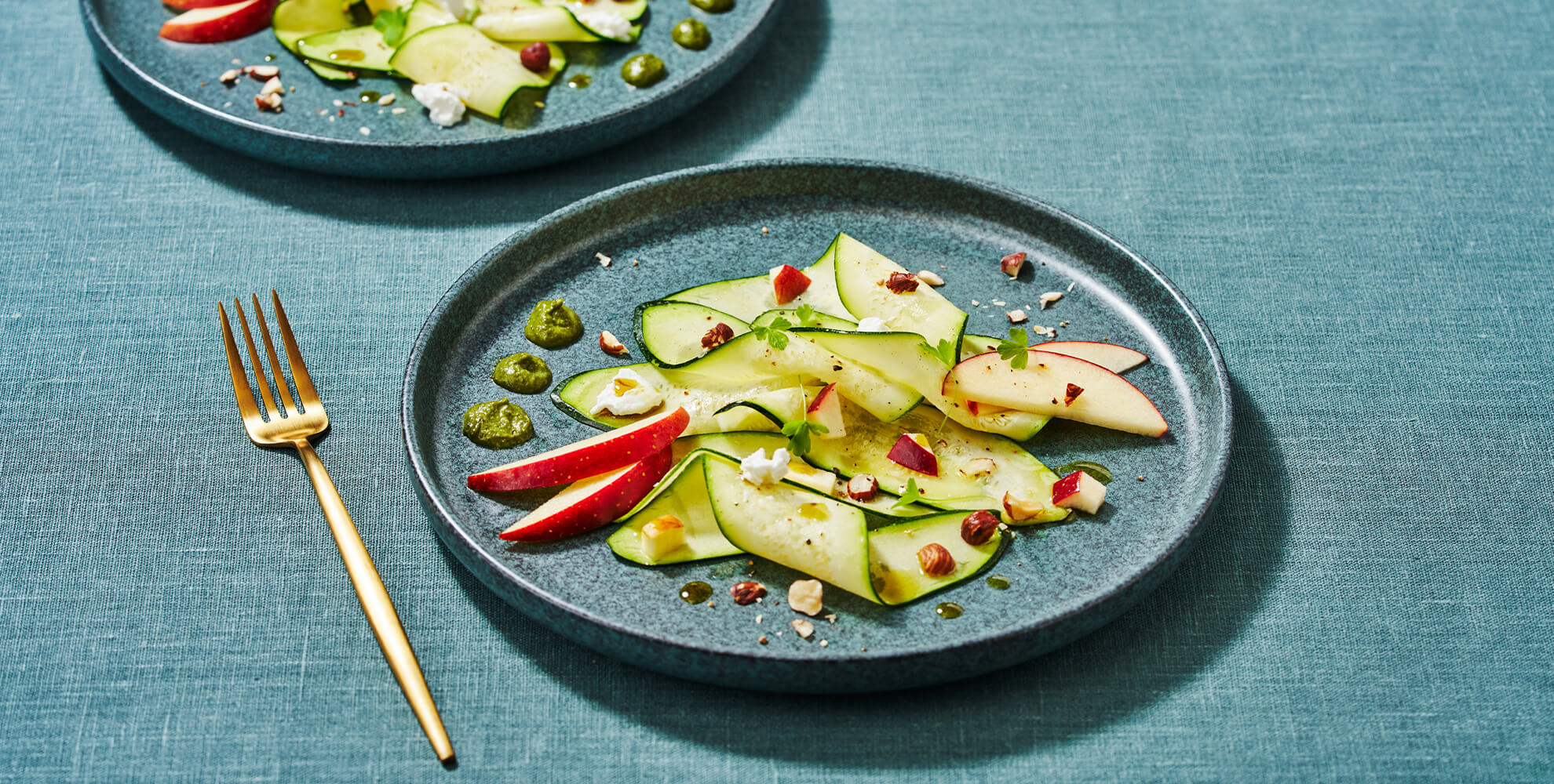 Apfel-Zucchini Carpaccio auf Teller
