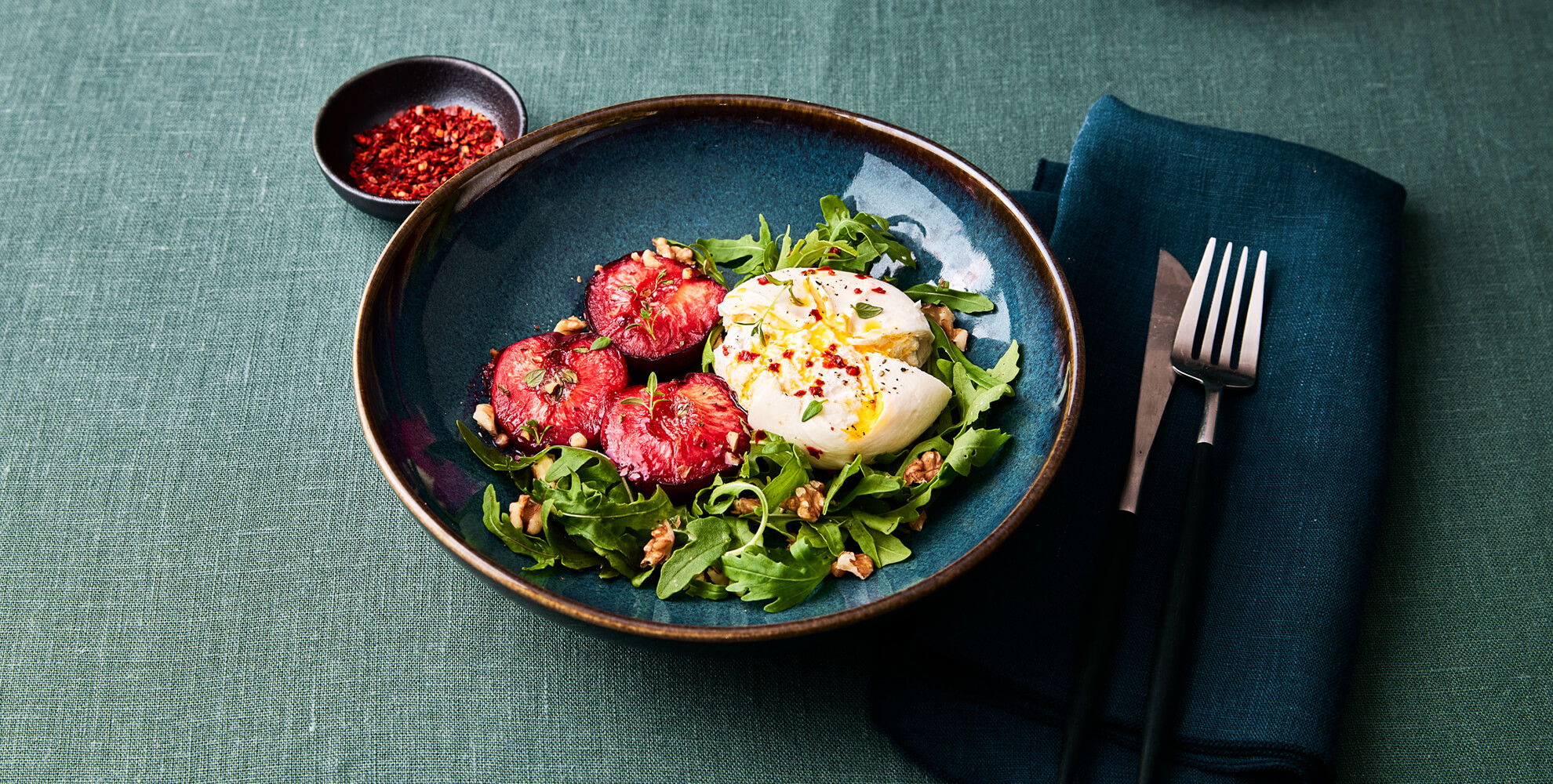 Warme Pflaumen auf Burrata