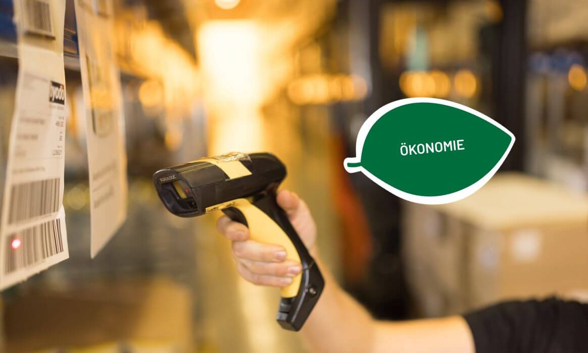 Hand scannt mit Handscanner Etiketten im Lager